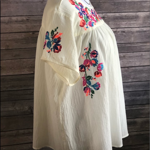 LAST ONE! 🌺Beautiful Embroidered Floral Top - Picture 4 of 5